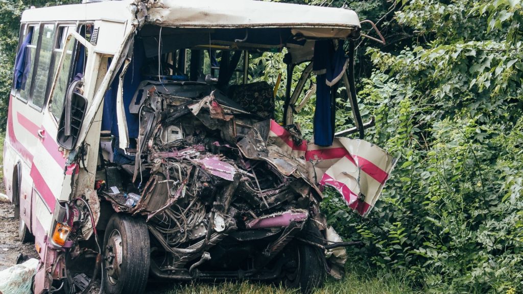 Bus Tabrak Bus di Tol Tangerang-Merak, Sopir dan 6 Penumpang Terluka