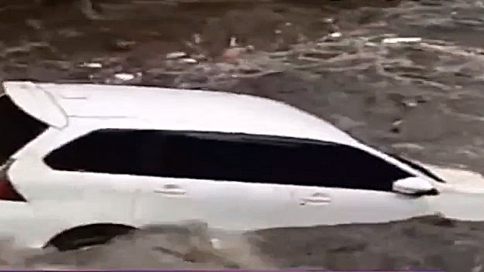 Mobil Grand Livina milik Syuaib hanyut terseret arus Sungai Setro Kudus