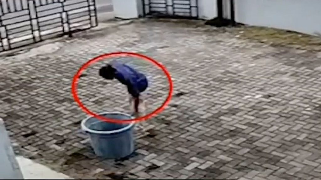Pria di Medan Terekam CCTV Curi Tempat Sampah