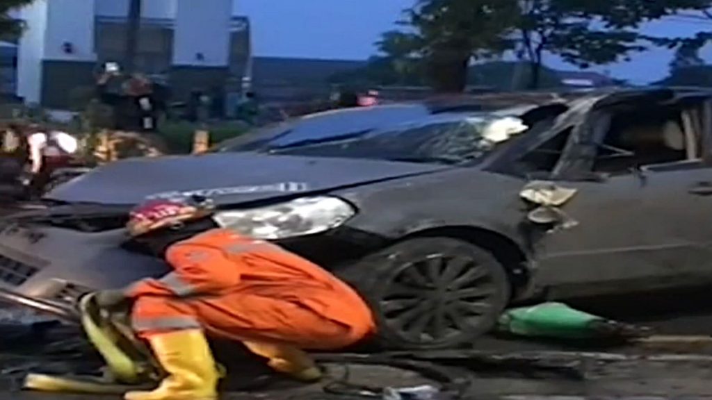 Sopir Mengantuk, Mobil Sedan Tabrak Tiang Listrik di Jalan Ahmad Yani Surabaya