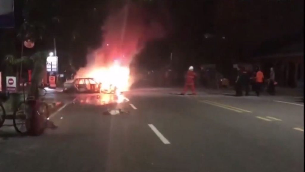 Mobil Sedan Terbakar Usai Isi Bensin