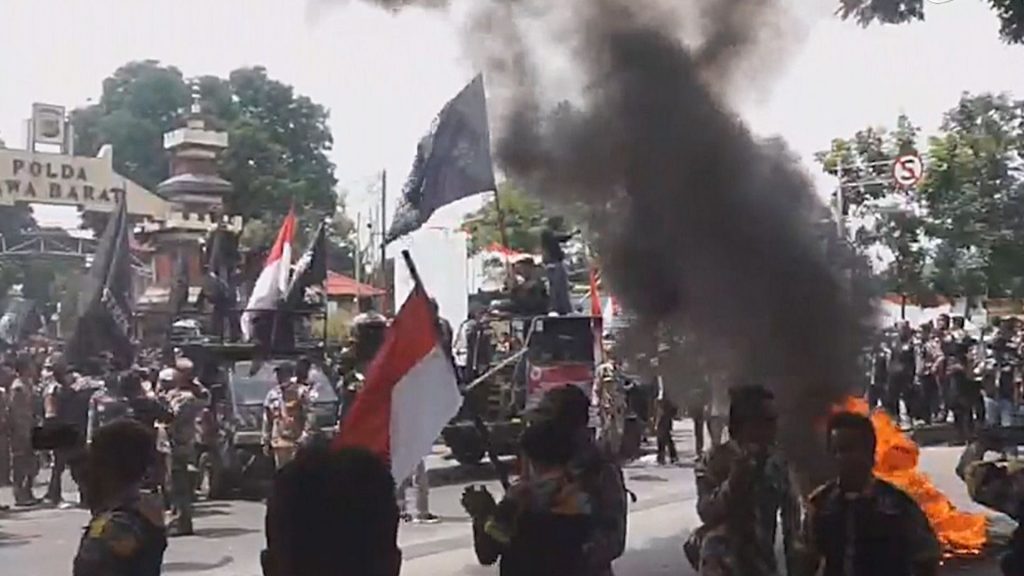 Demo GMBI di depan Mapolda Jabar Berakhir Ricuh