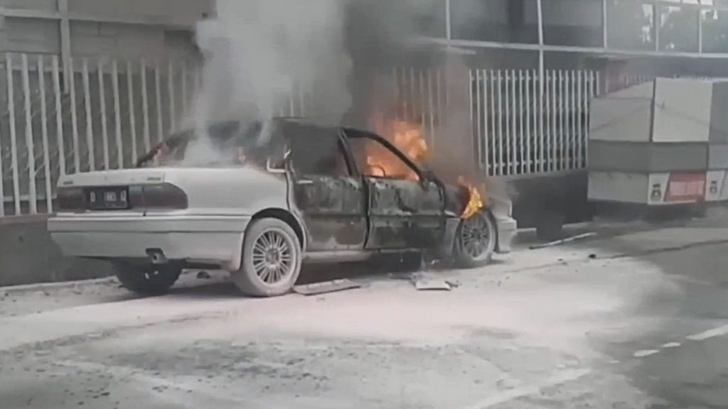 Mobil Sedan Hangus Terbakar di Karangpawitan Garut, Penumpang dan Pengemudi Selamat