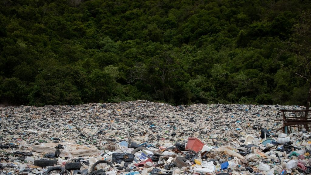 Lautan Sampah di Permukiman Kalibaru Jakarta
