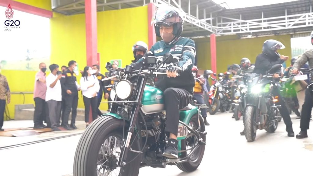 Presiden Jokowi Lintasi Toba-Parapat dengan Motor
