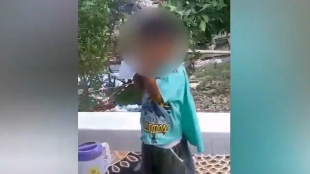 Viral, Seorang Bocah 3 Tahun Gemar Makan Sandal Jepit