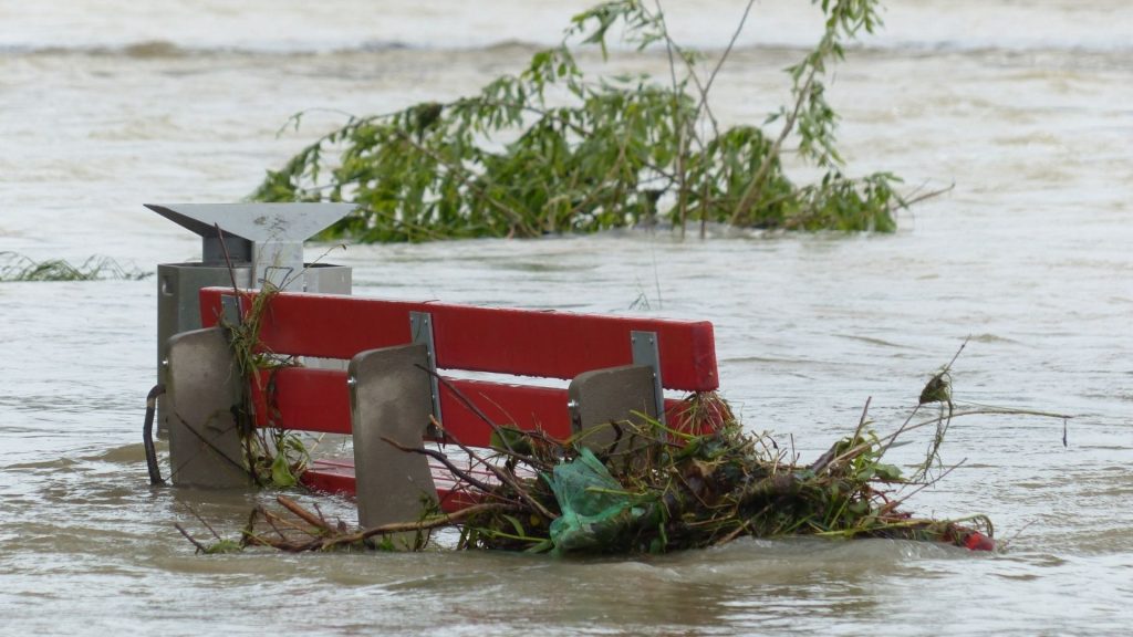 Banjir Masih Rendam Kasemen Serang, Warga Minim Bantuan