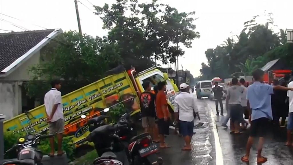 Rem Blong, Truk Tabrak 2 Kendaraan dan Toko di Klakah Lumajang