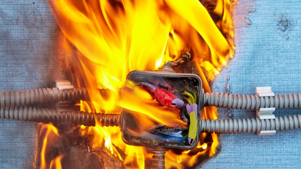 Kabel Terbakar di JL. Kalibaru Timur, Senen