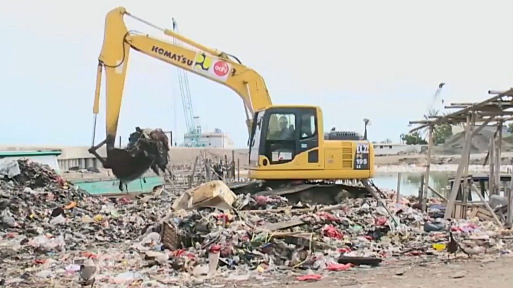 Truk Pengangkut Sampah Minim, Pembersihan Sampah Kalibaru Molor