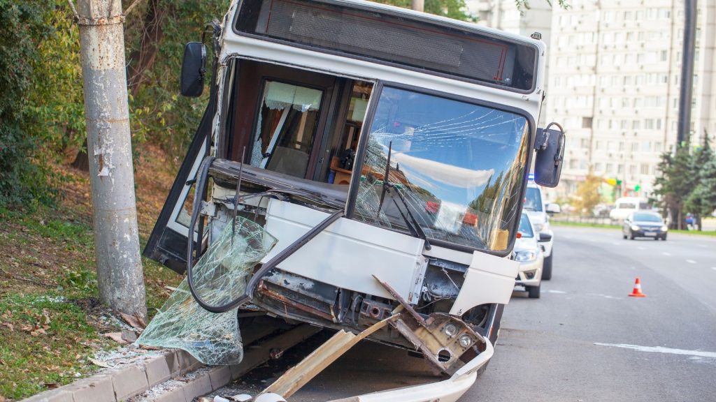Bus Transjakarta Tabrak Pembatas Jalan