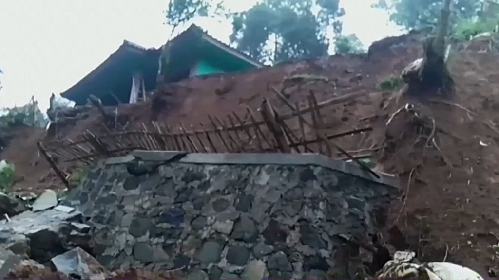 Longsor Rusak Rumah Warga di Gununghalu Bandung