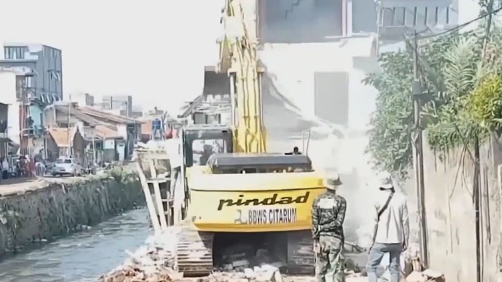 Ratusan Bangunan Liar di Bantaran Sungai Cikapundung Kolot Bandung Dibongkar