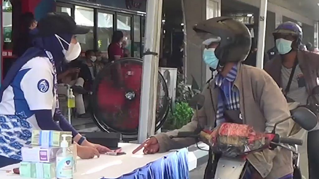 Warga Serbu Tempat Penukaran Uang Receh “Drive Thru” di Surabaya