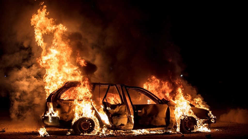 Diduga Korsleting Listrik, Mobil Hangus Terbakar di Tol JORR Simatupang