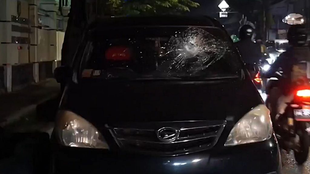 Teror Lempar Batu ke Kaca Mobil di Kebayoran Jaksel