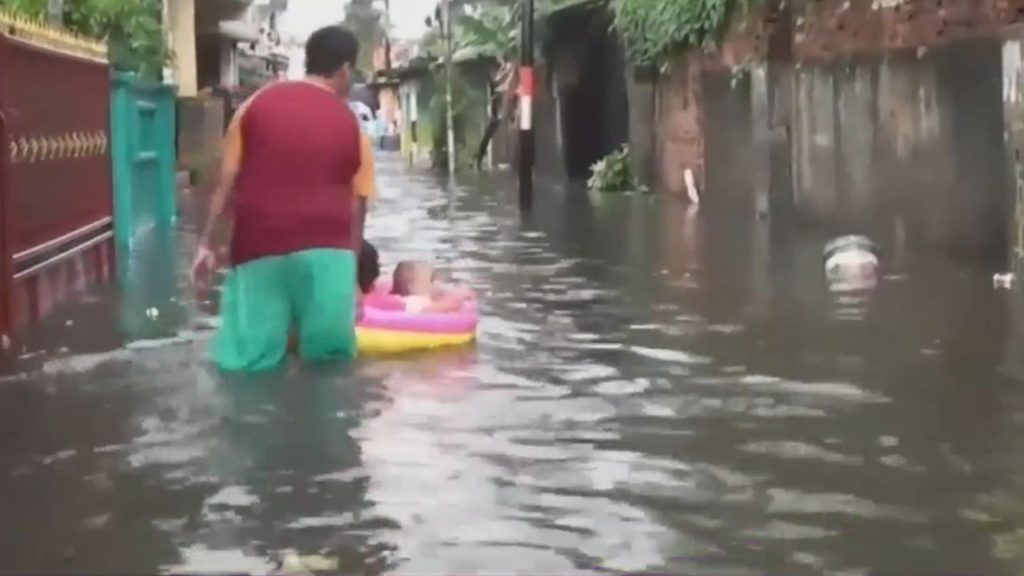 Banjir Rendam Kawasan Permukiman Warga di Kramat Jati Jaktim