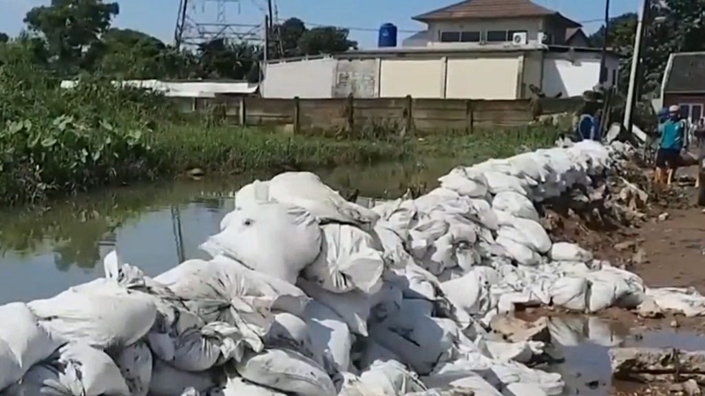Tanggul Jebol, Sejumlah Rumah di Ciputat Tangsel Kebanjiran