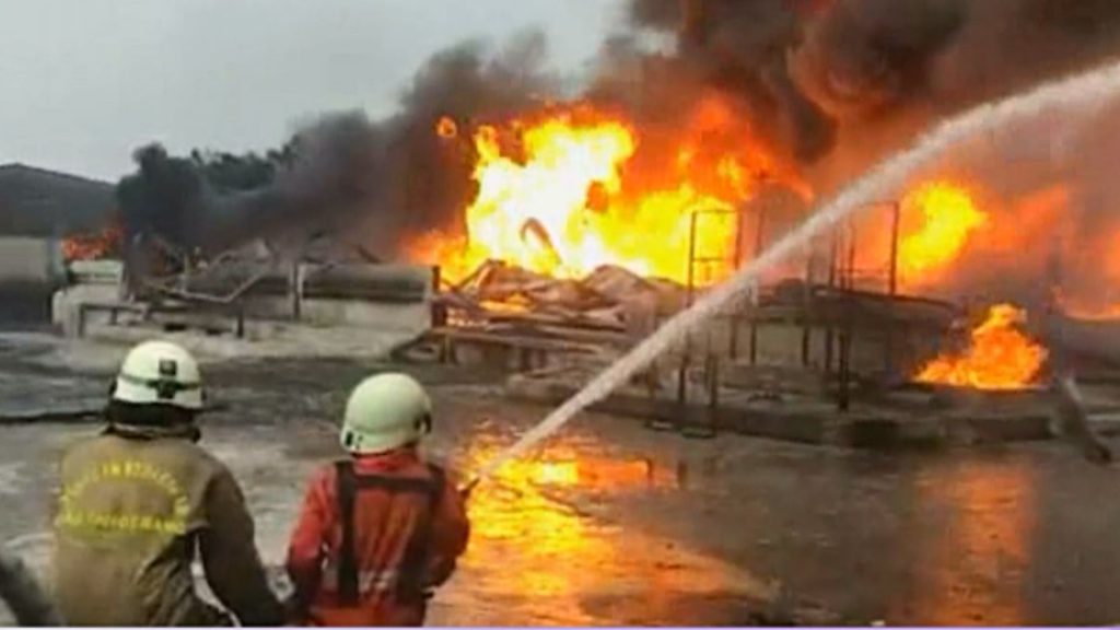 Kebakaran Pabrik Tiner di Curug Tangerang, Puluhan Personel Damkar Dikerahkan