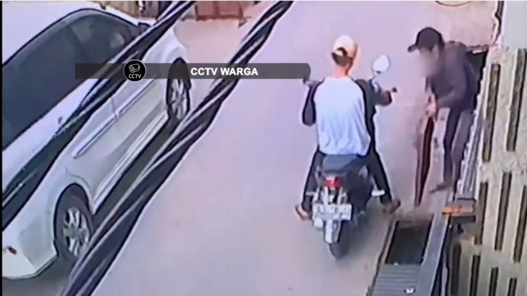 Pencurian Besi Penutup Saluran Air di Cengkareng Terekam CCTV