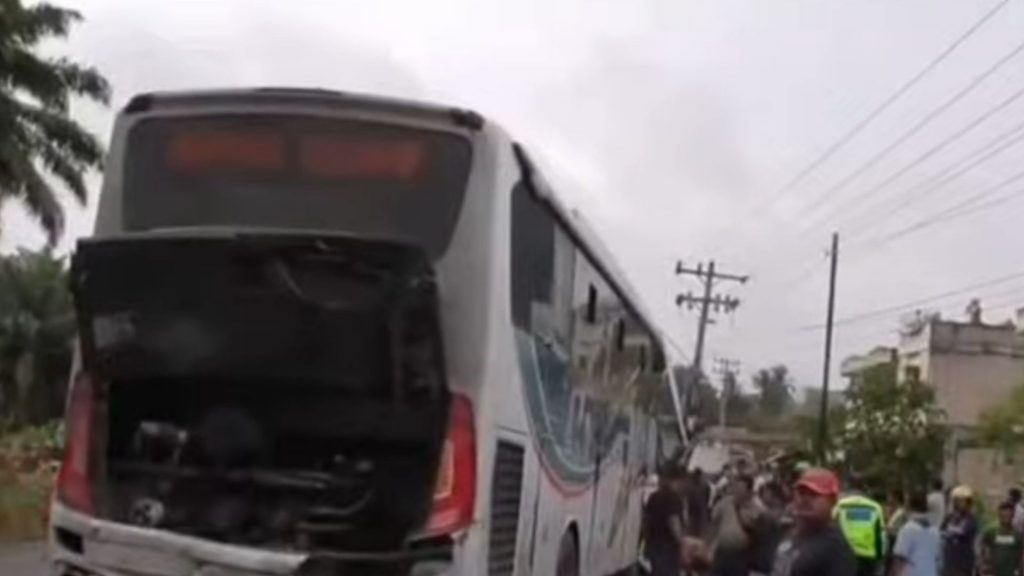 Tabrakan Maut Bus vs Bus di Labuhan Batu Selatan, 7 Orang Tewas