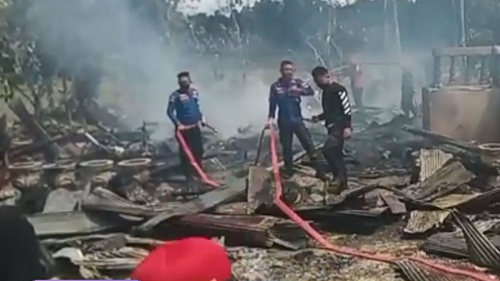 Lupa Matikan Kompor, 2 Rumah di Tapango Polewali Mandar Terbakar