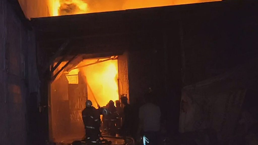 Kebakaran Hanguskan Gudang Rongsokan di Siwalankerto Surabaya