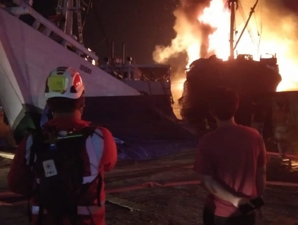 Kapal Terbakar di Dermaga Kalimas Surabaya