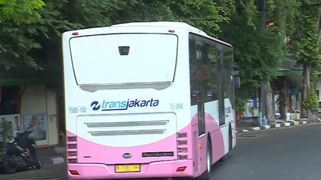 Bus Pink Khusus Wanita Kembali Beroperasi