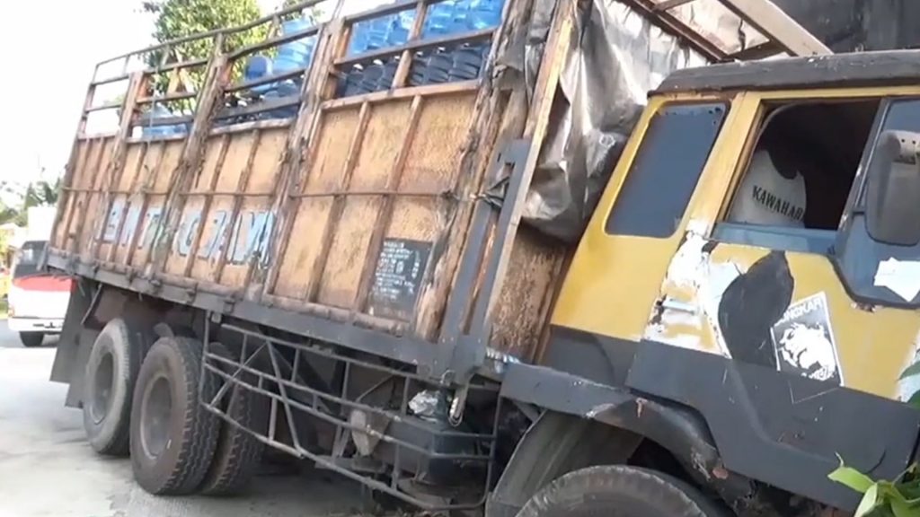 Truk Galon Air Tabrak Mobil dan Rumah di Jl Pakis-Daleman Klaten