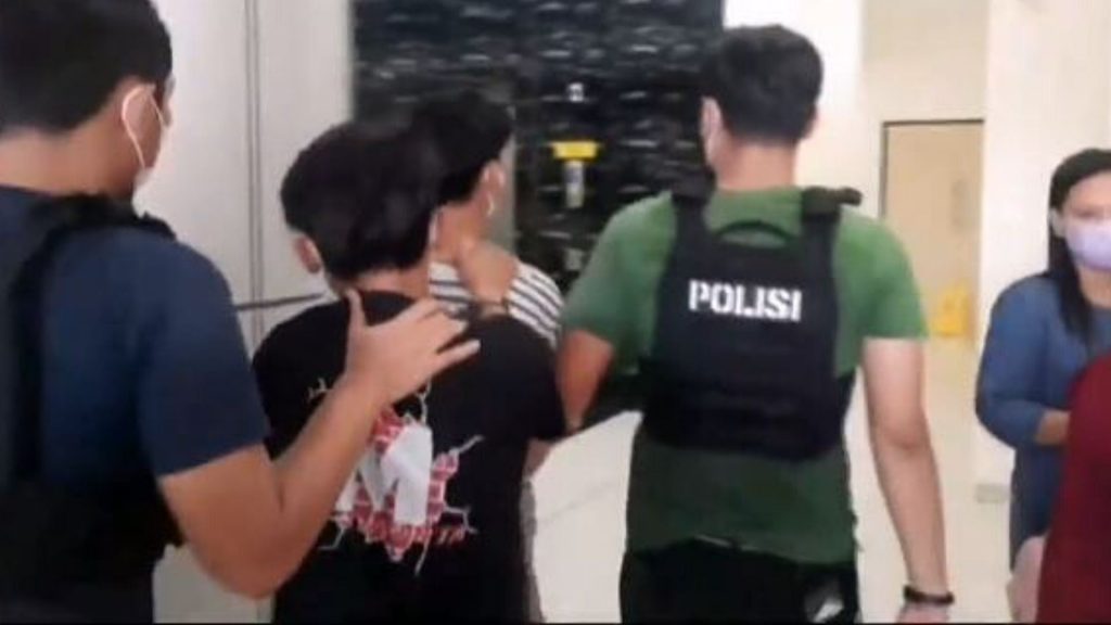 Polres Jakbar Tangkap 2 Pelaku Pemalakan Sopir Travel di Cengkareng