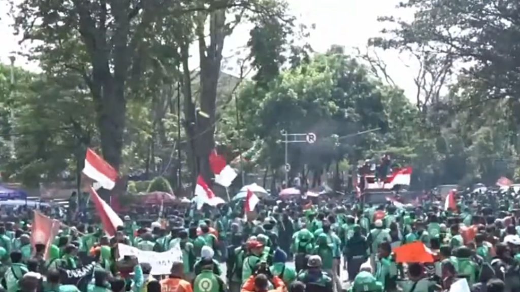 Ribuan Pengemudi Ojol Di Bandung Demo Kenaikan Harga BBM