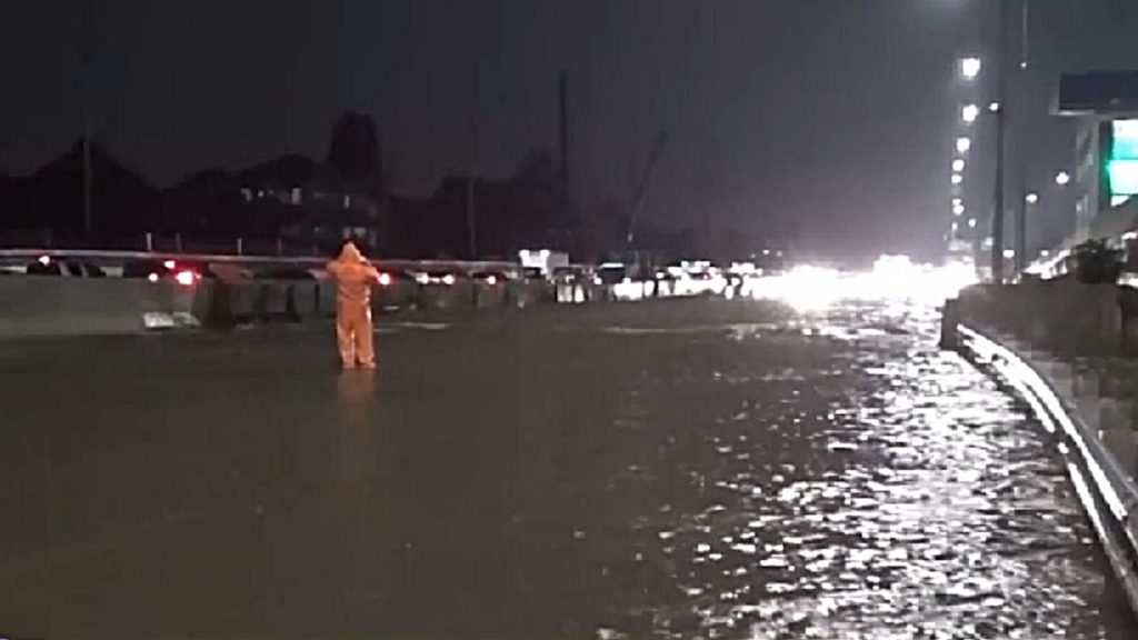 Hujan Deras, Permukiman Hingga Jalan Tol Terendam Banjir