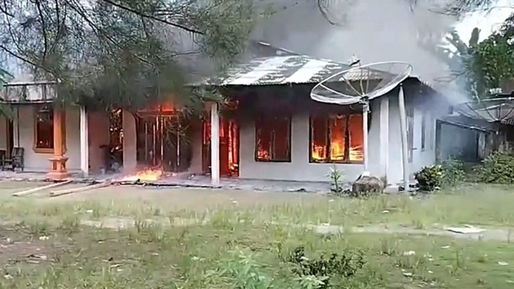 Kebakaran Hanguskan 2 Rumah di Desa Sisarahili Teluksiabang Nias