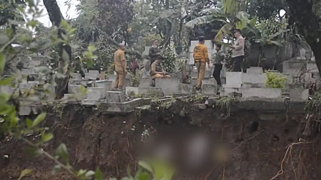 Puluhan Makam di TPU Sirnarga Bandung Rusak Diterjang Longsor