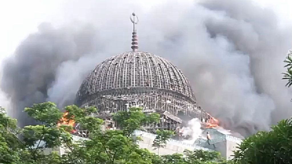 Kubah Masjid JIC Terbakar Hebat Hingga Runtuh