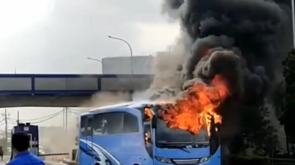 Bus Mahasiswa Universitas Mataram Terbakar di Tol Menanggal Surabaya