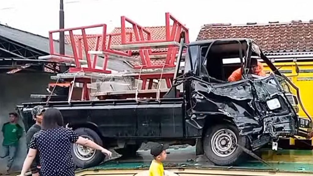 Mobil Pikap Ringsek Usai Tabrak Truk di Kemrajen Banyumas