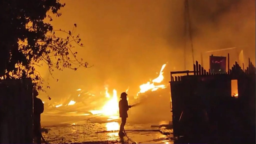 Pabrik Kayu di Pasuruan Terbakar Hebat, Jalur Pantura Ditutup