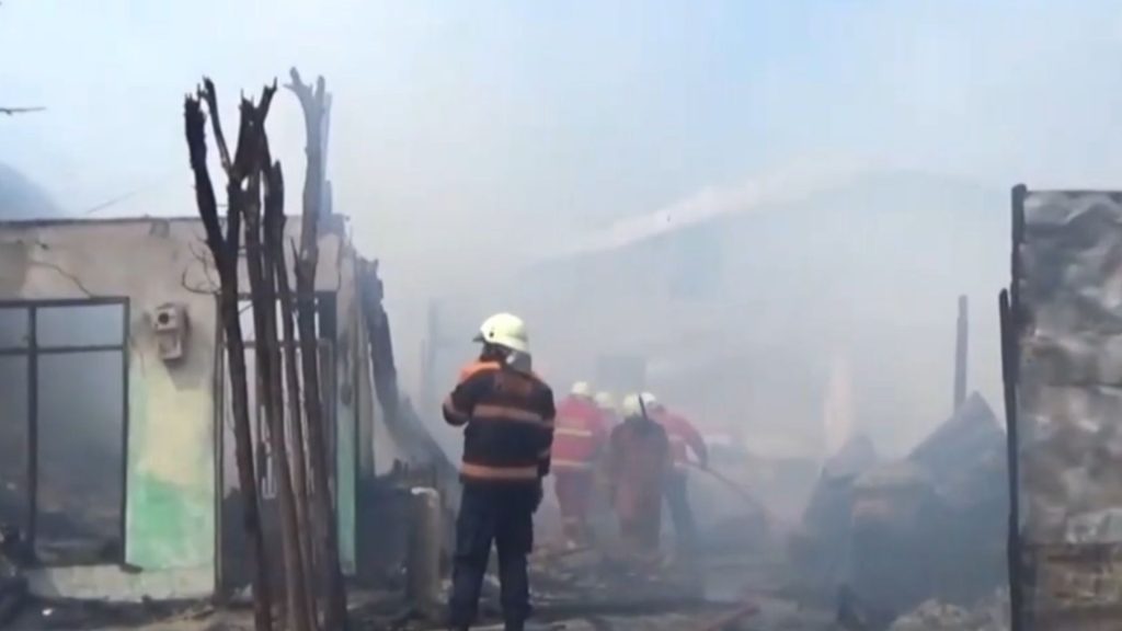 Petugas Damkar Gugur Saat Padamkan Kebakaran Gudang Tiner di Pekanbaru