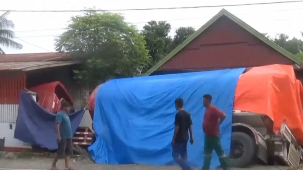 Truk Tangki Tabrak Rumah dan Warung di Jalan Trans Sulawesi