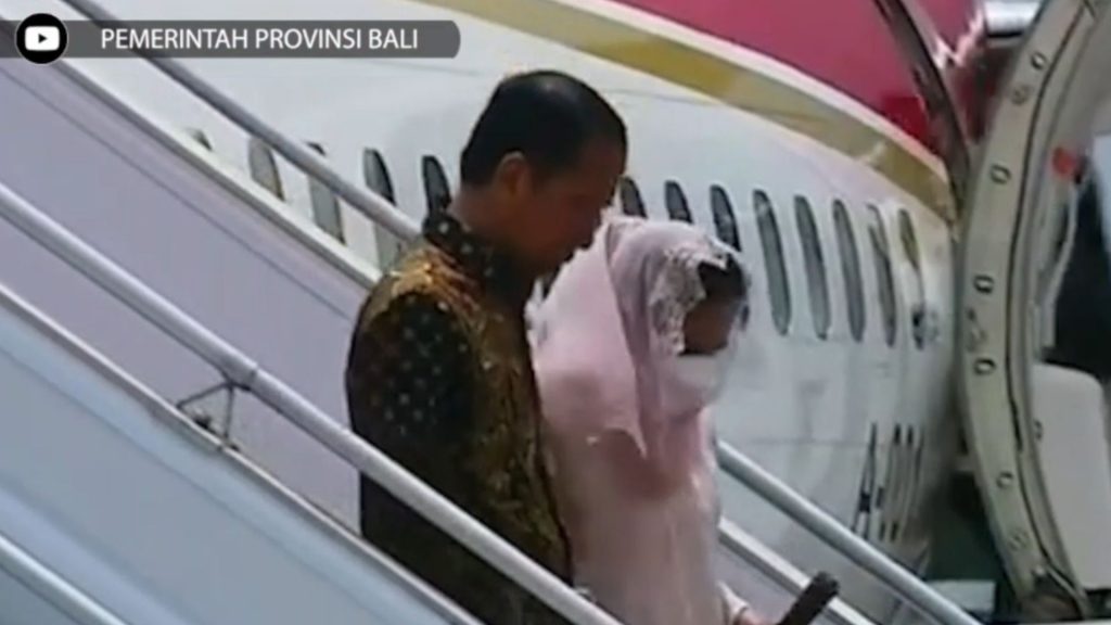 Ibu Negara Iriana Jokowi Terpleset di Tangga Pesawat