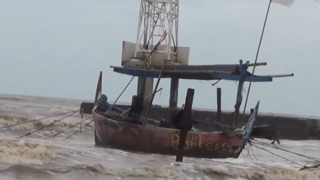 Gelombang Tinggi Bikin Nelayan di Batang dan Tangerang Tak Melaut
