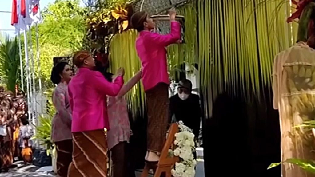 Hajatan Pernikahan Kaesang-Erina Dimulai, Jokowi Pasang Bleketepe