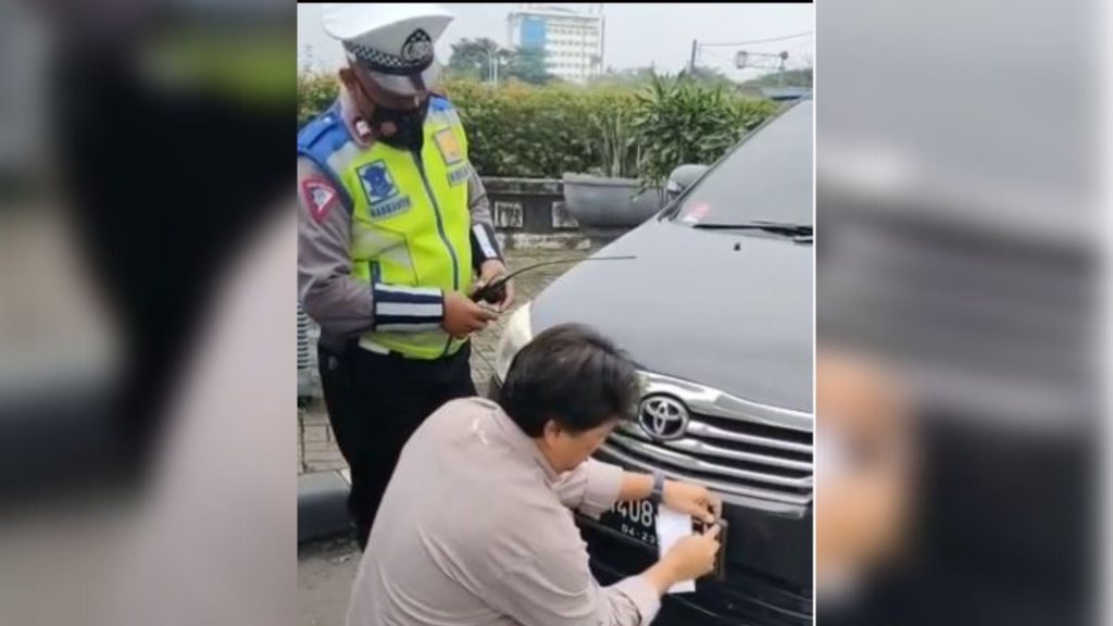 Polisi Setop Mobil yang Ganti Nomor Polisi di Cawang