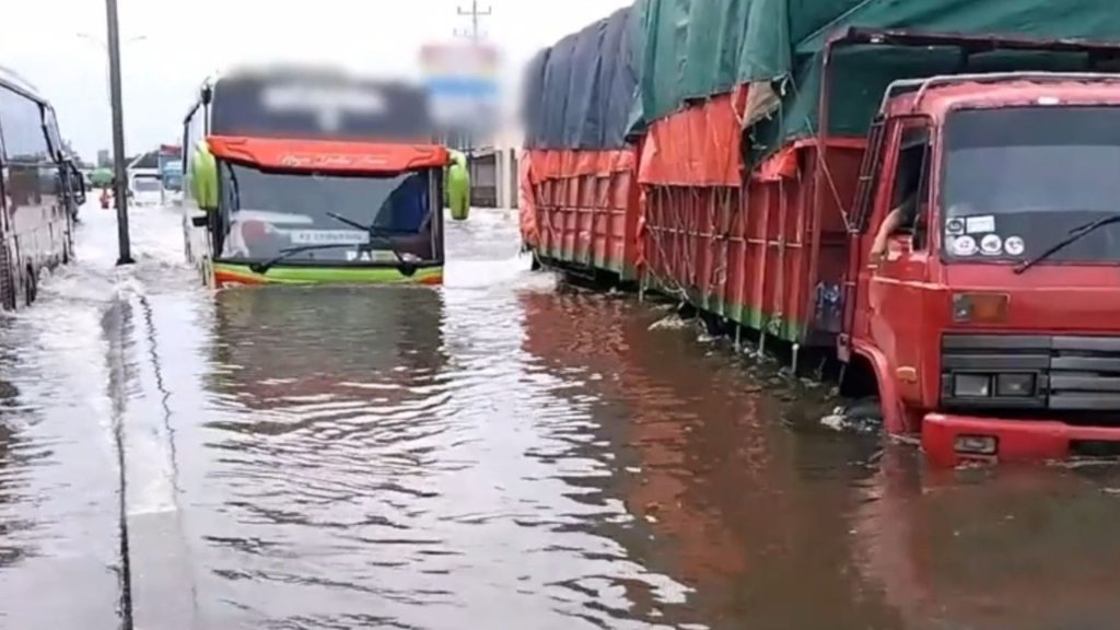 Banjir Masih Rendam Jalur Pantura Semarang