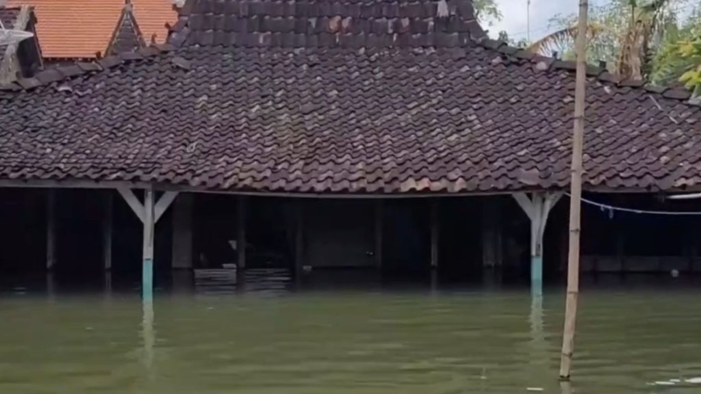 Banjir di Kudus Belum Surut, Ribuan Warga Mengungsi