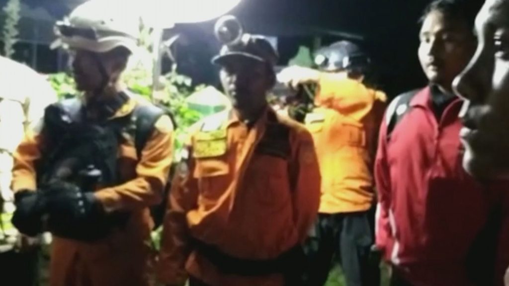 Tim SAR Evakuasi 14 Anggota Komunitas Motor yang Tersesat di Hutan Banjaloweh