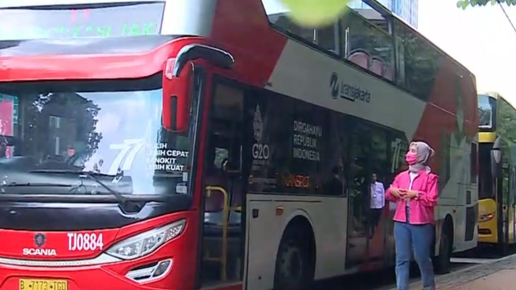 Wisata Keliling Jakarta dengan Bus Atap Terbuka