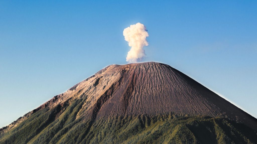 Aktivitas Gunung Semeru & Bromo Meningkat